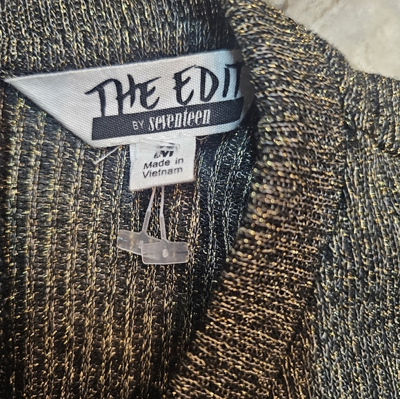 The Edit by Seventeen Metallic Lace-Up Back Crop Top | Size M - Picture 4 of 9